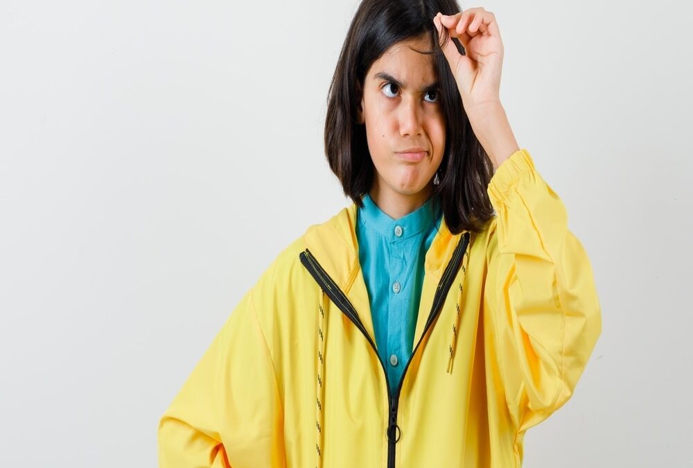 Mujer jóven con campera amarilla decepcionada por los factores dañan pelo